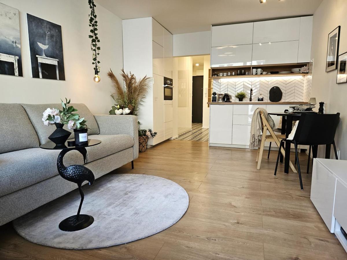 Design Apt In Old Town-Free Parking-Balcony Братислава Екстер'єр фото