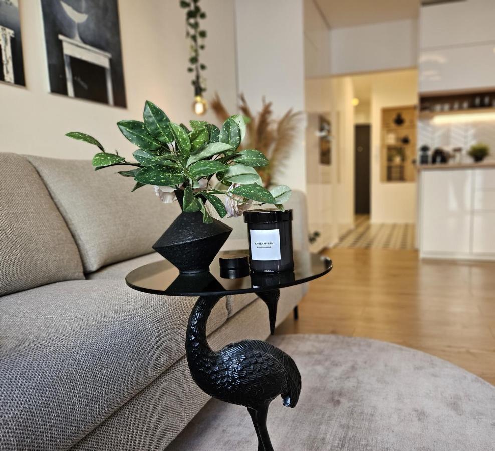 Design Apt In Old Town-Free Parking-Balcony Братислава Екстер'єр фото
